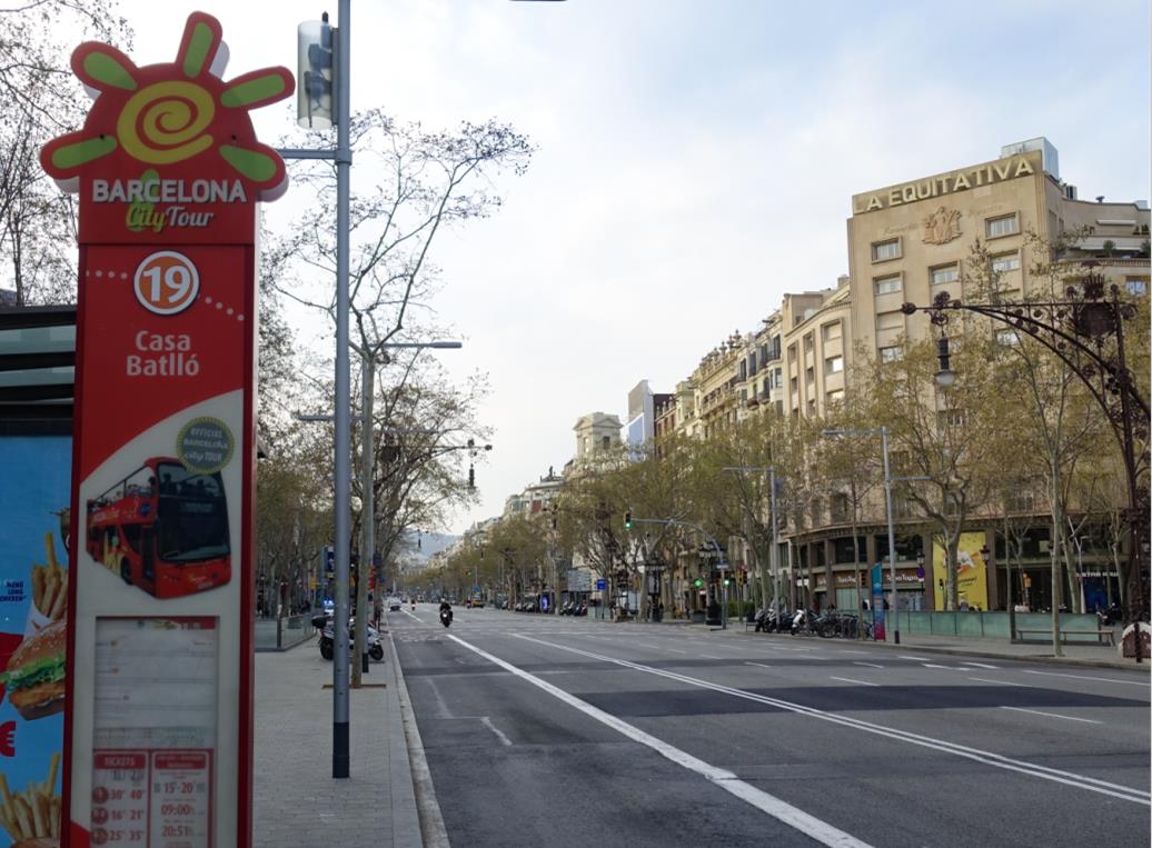 3月14日A西班牙巴塞羅那的大街上車輛稀少(新華社)