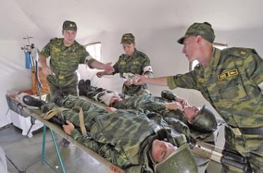 俄軍進行戰場傷員救治演練（中國國防報）