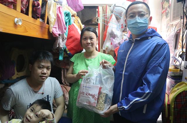 中國民生銀行香港分行義工隊上門向基層家庭派發抗疫福袋]受訪者供圖^