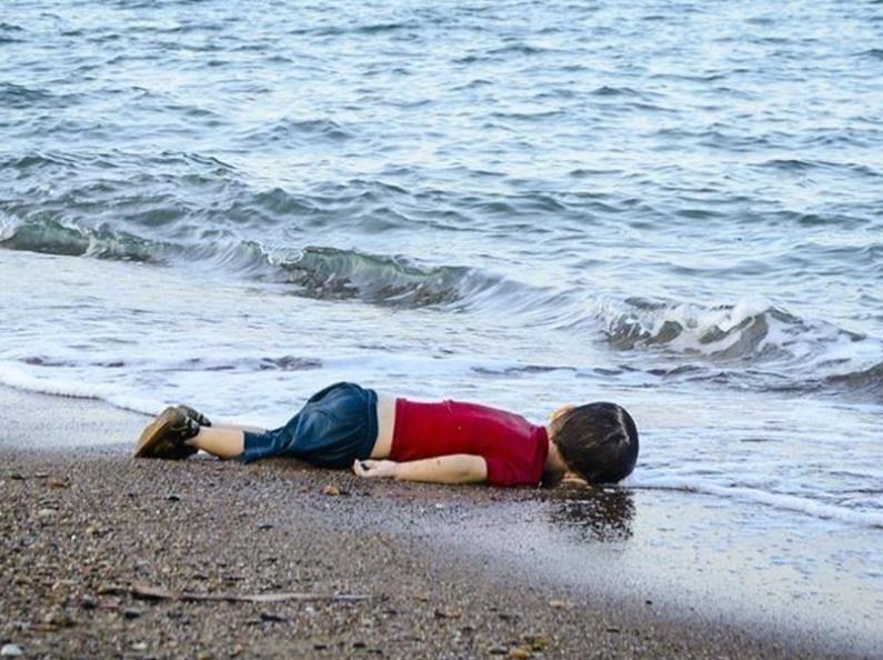 艾倫2015年9月由敘利亞偷渡去歐洲A魂斷地中海A令人心碎C]網絡圖片^