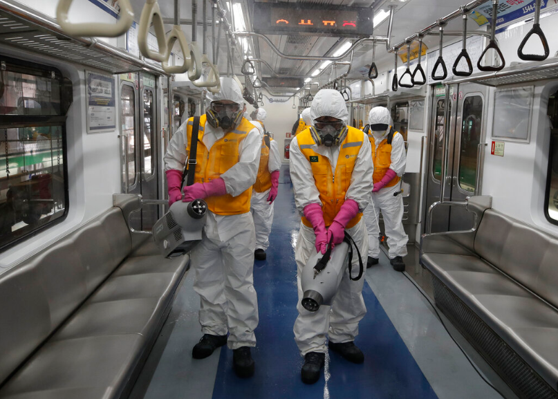 韓國防疫人員為首爾地鐵消毒（美聯社資料圖片）