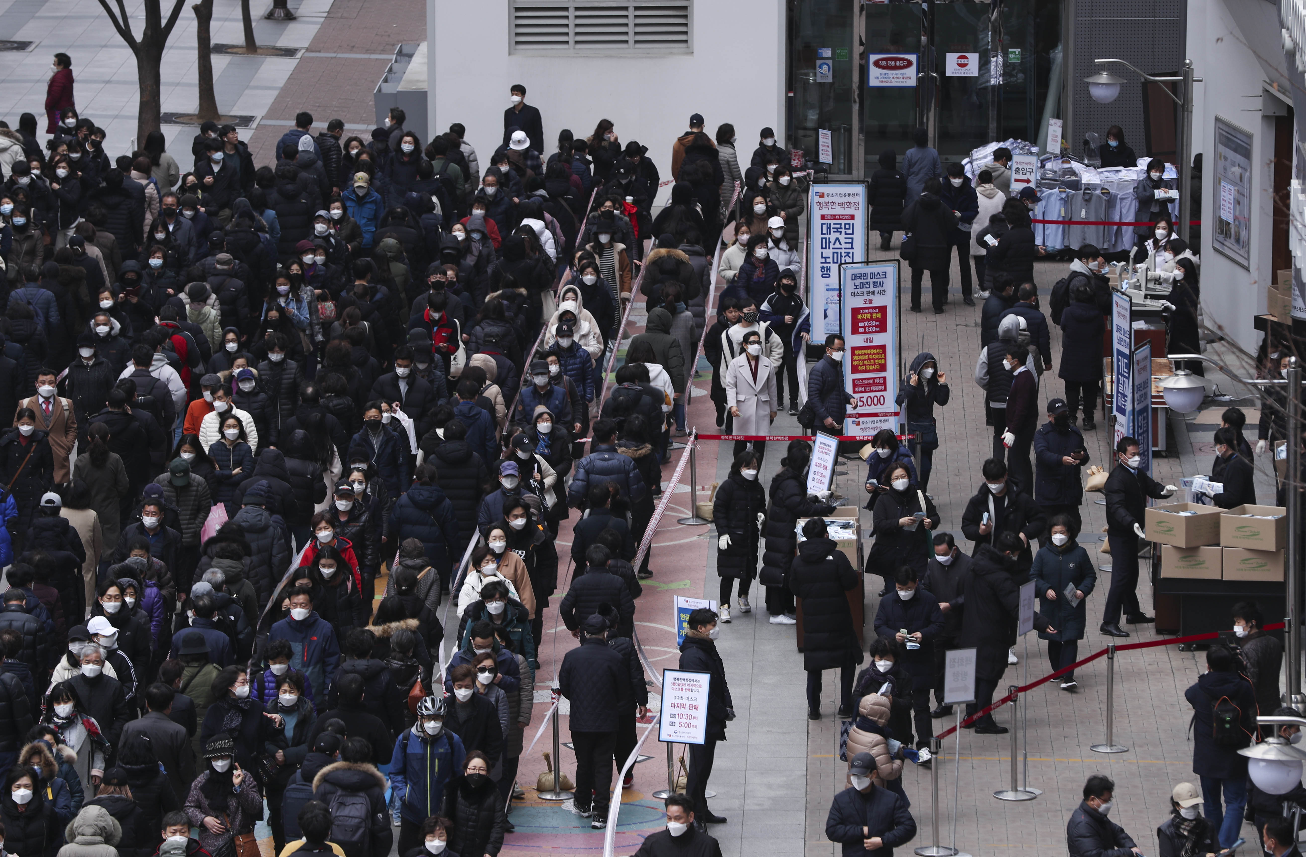 3月3日A人們在首爾的百貨商店外排隊購買口罩]新華社^