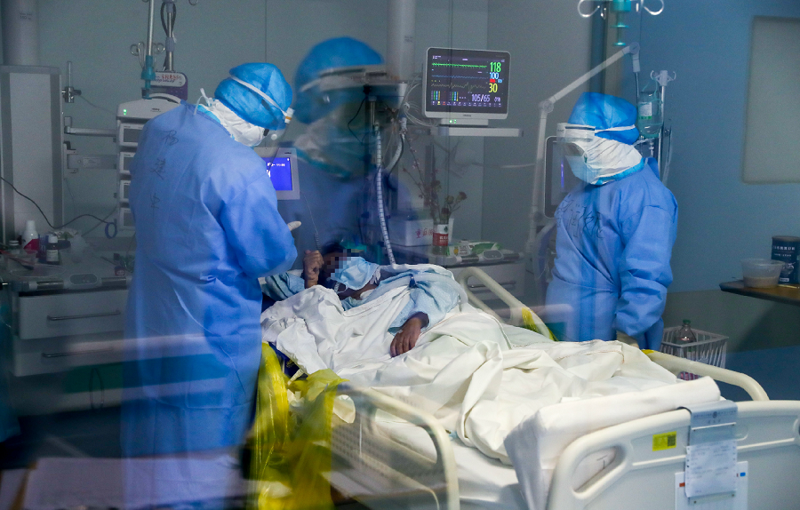 武漢大學人民醫院東院ICU病房A一名患者向查房的醫護人員豎起大拇指]中新社^