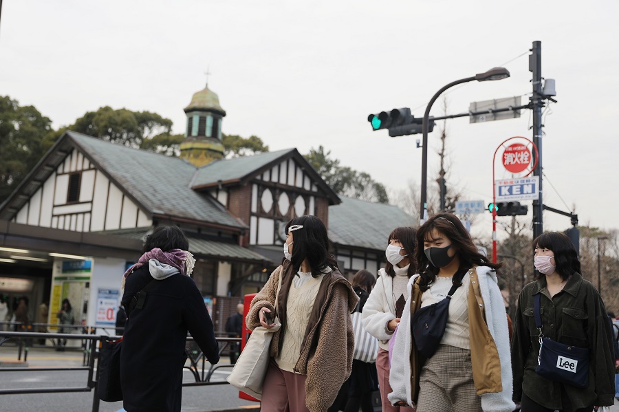 在日本東京A人們戴口罩出行]新華社資料圖^