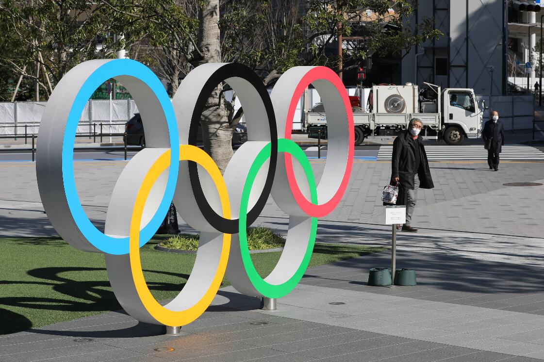圖為2020年東京奧運會主體育場附近的五環標誌。（新華社）