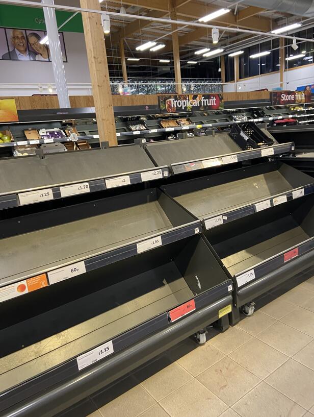 上周末的英國大超市A貨架上已無商品]受訪者供圖^