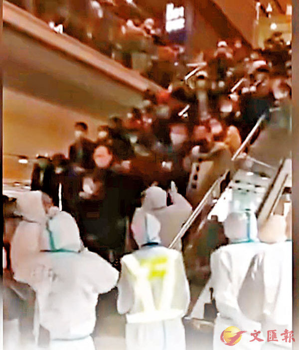 北京首都機場的國際入境旅客日前一度「擠爆」航站樓處置專區。視頻截圖