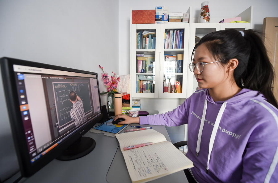 停課期間A內地一名高三學生在家中觀看網上教學視頻]新華社資料圖片^