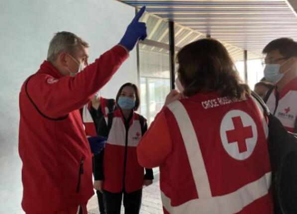 3月17日，在意大利帕多瓦，中國抗疫醫療專家組與當地醫生、紅十字會人員交流。新華社