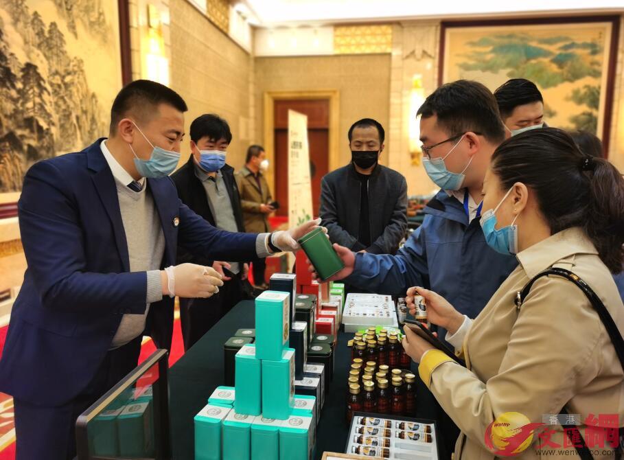 來自各地的茶葯企業對山西藥茶興趣濃厚]記者楊奇霖攝^
