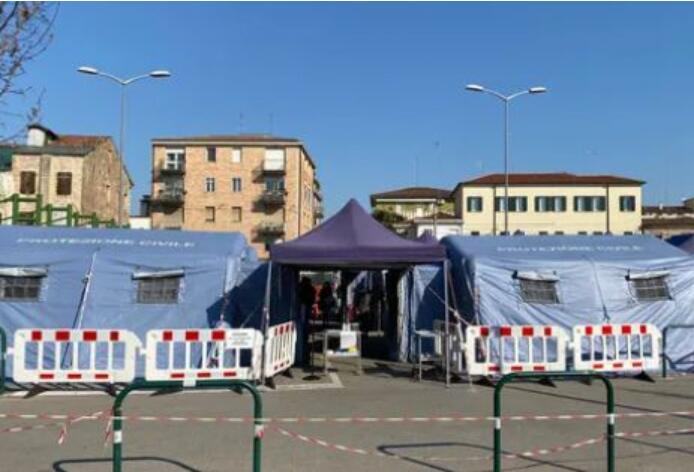 3月18日，在意大利帕多瓦，一家醫院門口搭起了預檢和分診帳篷。新華社