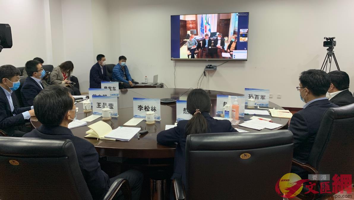 布拉加市民防管理局等5個部門的負責人與瀋陽市衛健委等單位負責人在遠程視頻會議上進行工作交流(記者 于珈琳 攝)