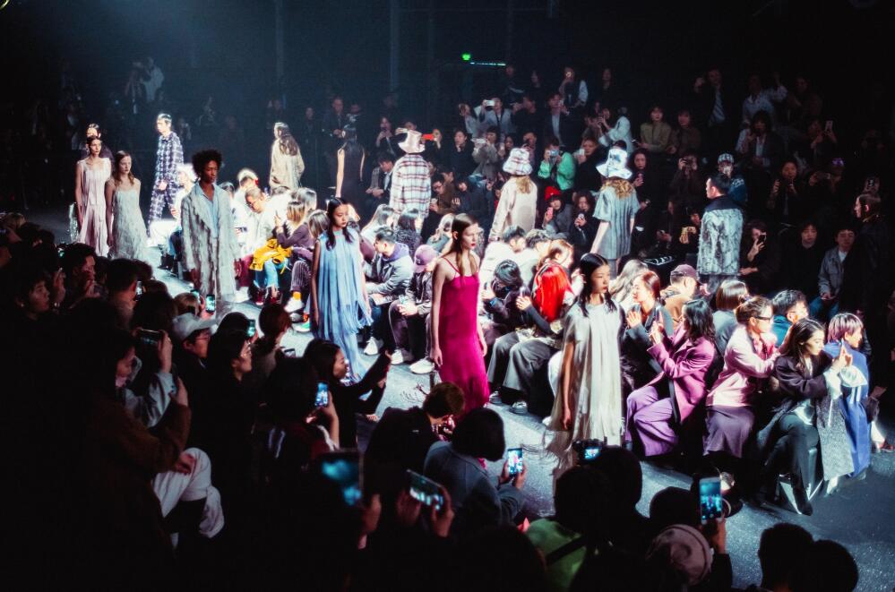 上海時裝周一直倍受關注，圖為2019年上海時裝周新天地秀場，吸引了大量觀眾。