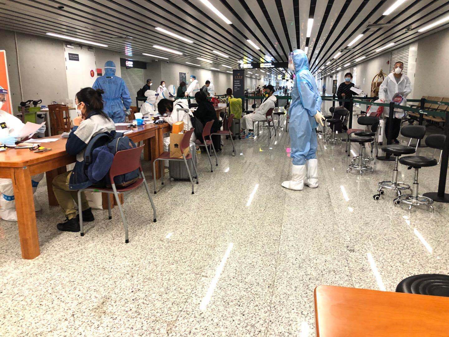 廣州進一步強化了入境人員防控措施A圖為旅客在白雲機場接受檢測C受訪者供圖