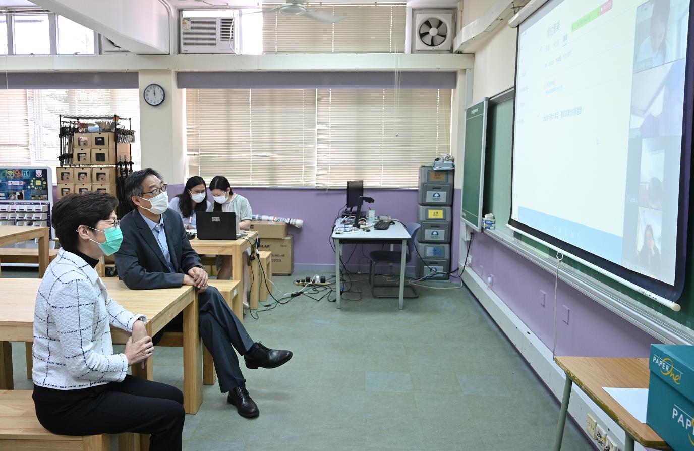林鄭月娥(左一)視察該校老師透過網上視訊會議軟件與中六學生進行實時上課。政府新聞處圖片