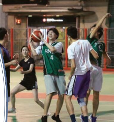 灣仔修頓球場的籃球場和足球場都有人在使用C 香港文匯報記者 攝