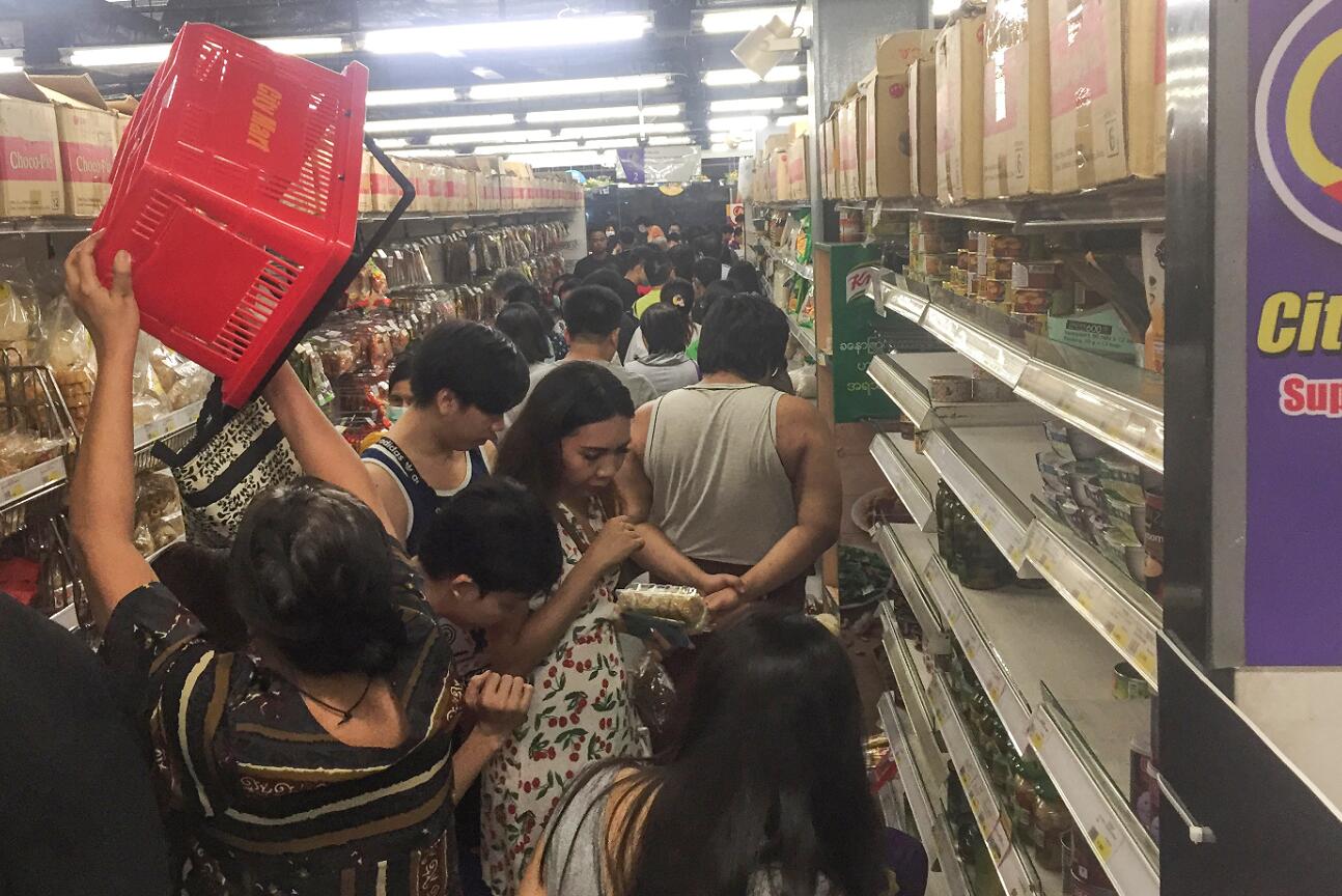 緬甸仰光的一間24小時超市內A民眾搶購生活物資]美聯社^