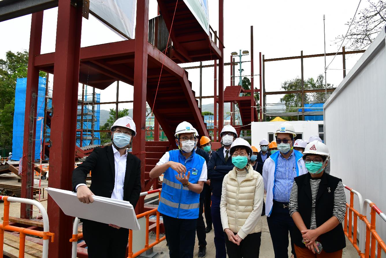 林鄭月娥25日探訪西貢戶外康樂中心暫住設施(政府新聞處圖片)