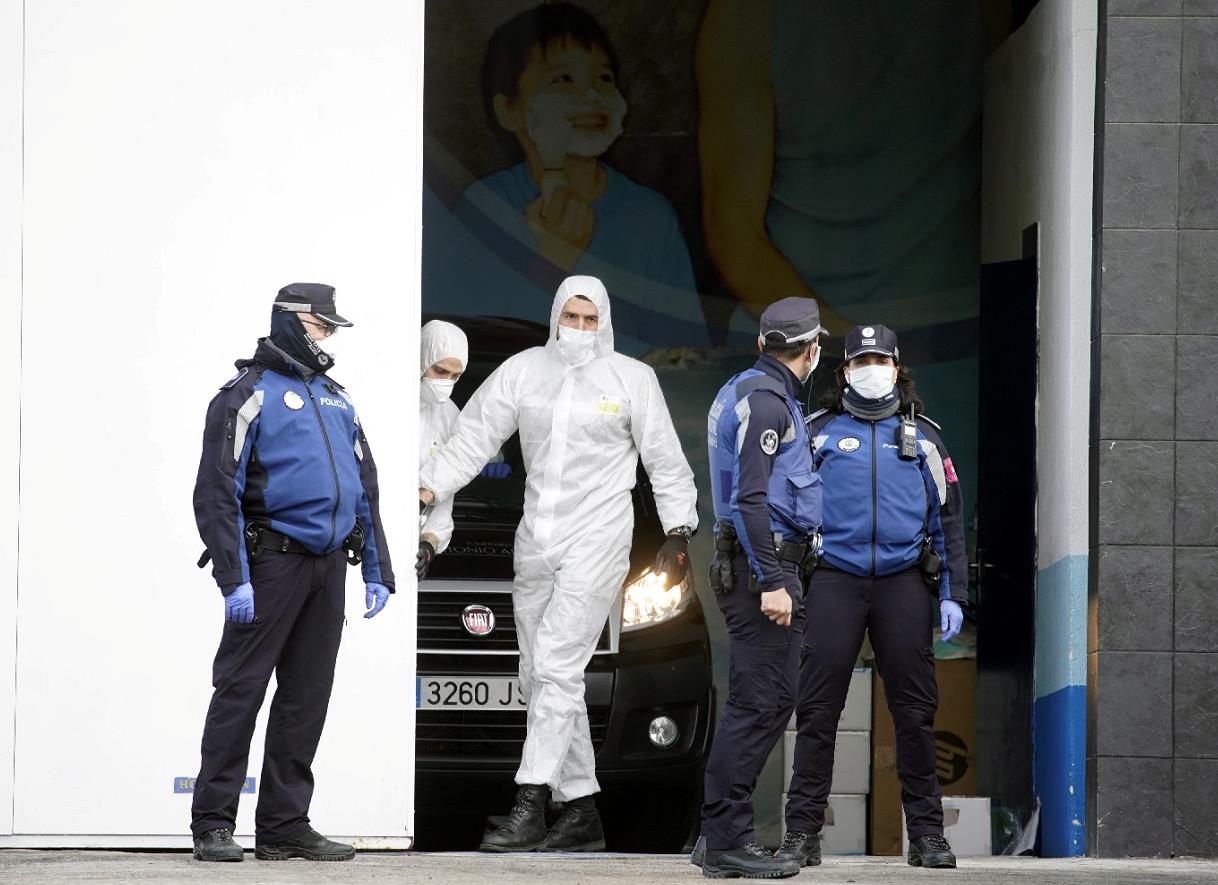 馬德里的警察在臨時被徵用為停尸間的一處溜冰場外執勤C]路透社^