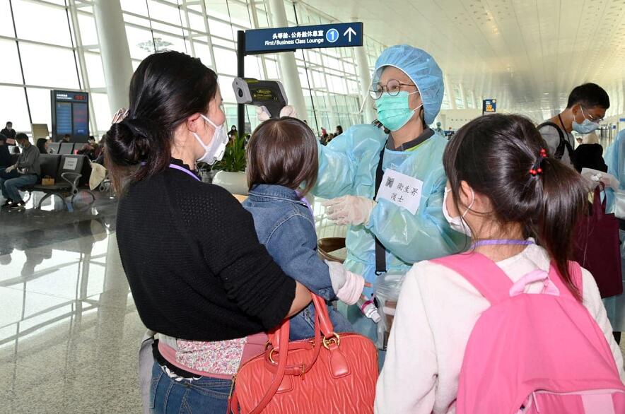 乘坐包機港人抵達武漢機場A接受體溫檢測C