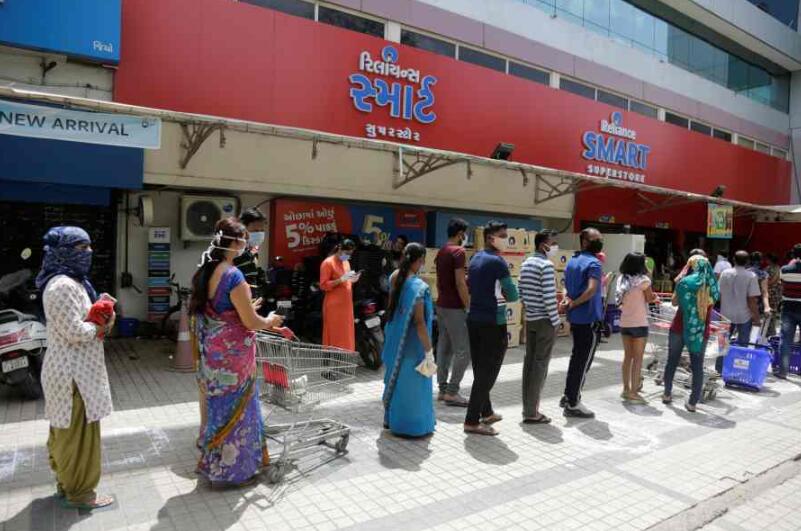 印度各地爆發大規模的搶購潮A超市門前大排長龍C(美聯社)