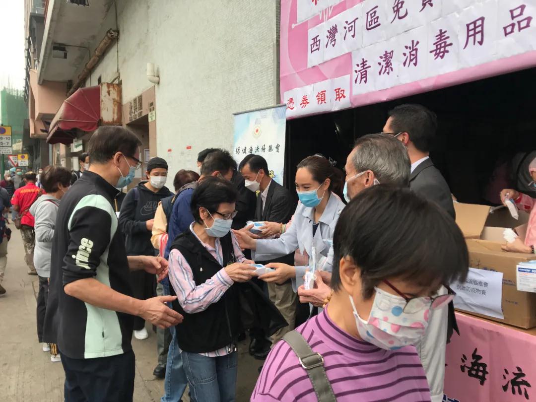 助力香港抗擊疫情A保健海流協進會日前向香港市民派發口罩(受訪者供圖)