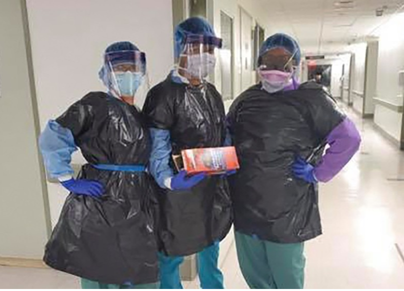 醫護人員用垃圾袋充當防護服C]網絡圖片^