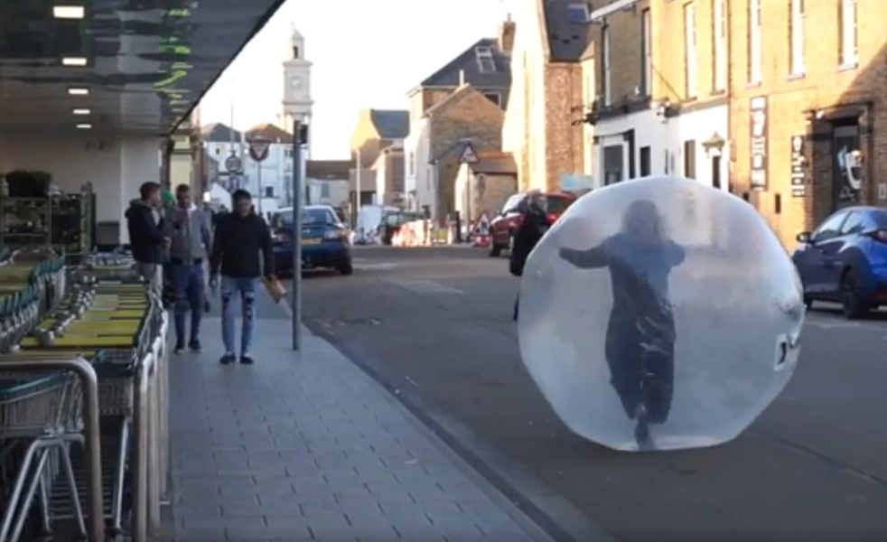 英國大媽躲藏在充氣氣球中通街滾動（網絡圖片）