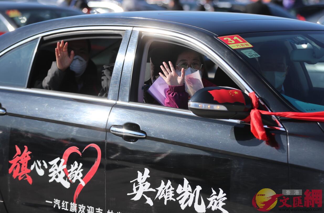 醫護人員抵達長白山後由紅旗轎車送往溫泉酒店統一休整]記者盧冶攝^