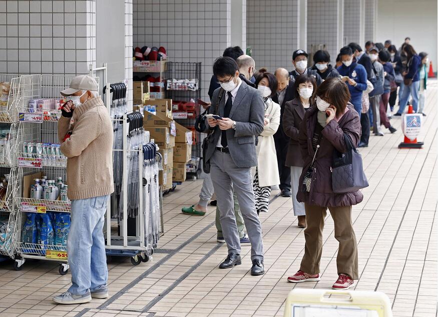 日本新冠肺炎病例單日新增首次過百。圖為日本街頭戴口罩的人(資料圖片)