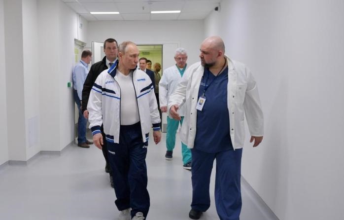  俄羅斯總統普京在莫斯科郊區視察一家治療新冠肺炎患者的醫院C]中新網資料圖^ 