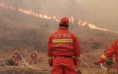消防人員正在撲滅大火(央視新聞)