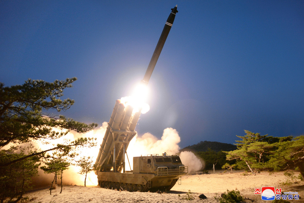 朝鮮29日試射超大型火箭炮]朝中社^