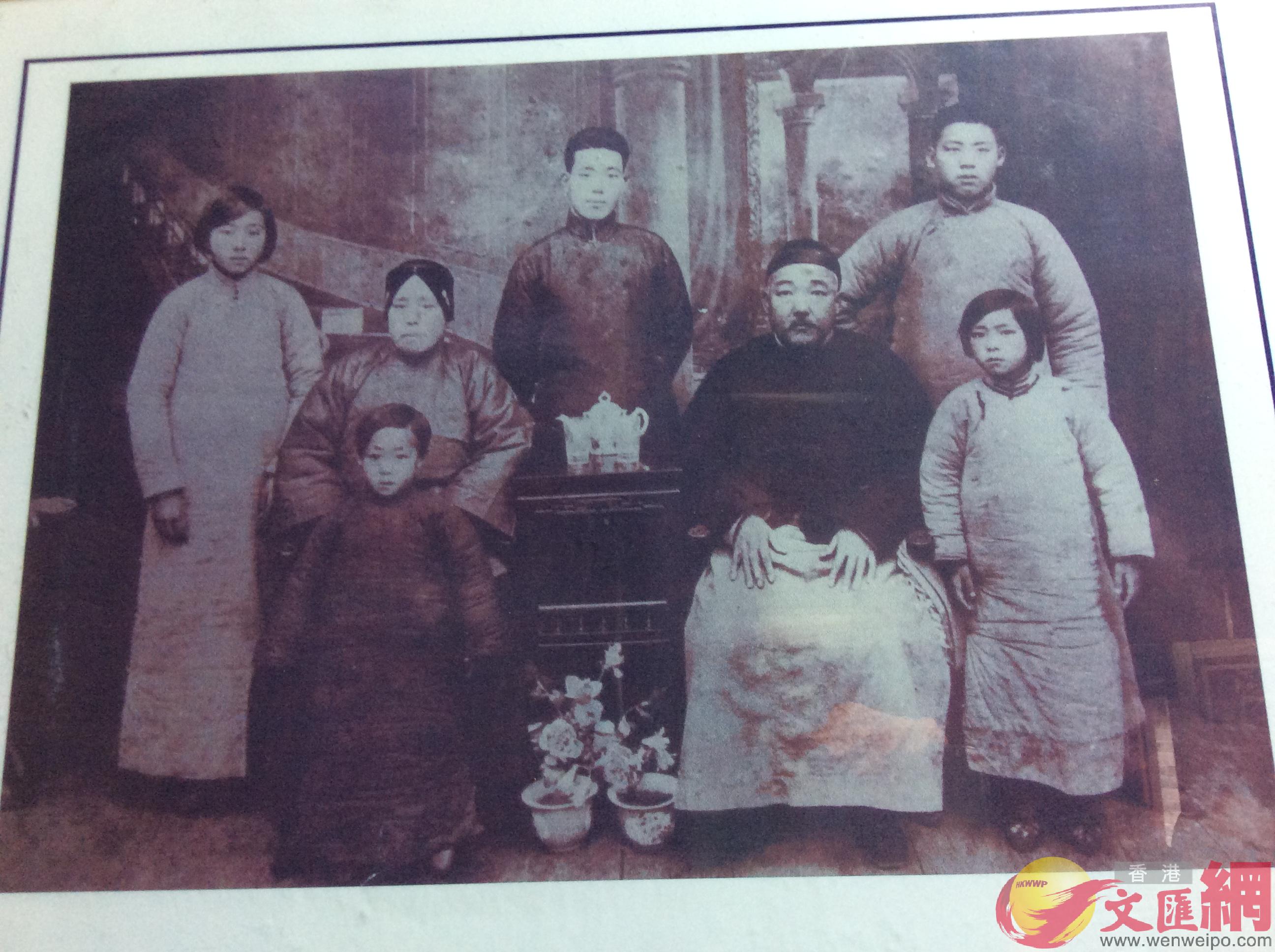 掛在u郝氏故居v牆上的攝於1938年春唯一一張全家福]記者陳旻攝^ 