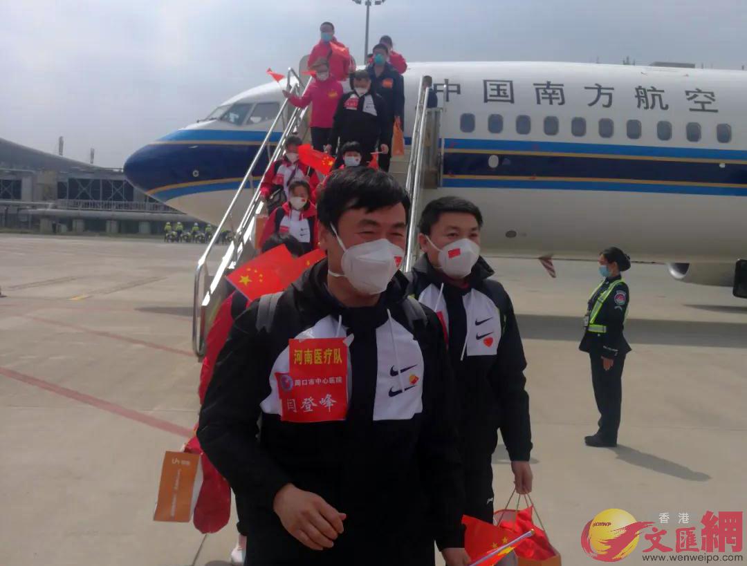 河南省援助湖北六批醫療衛生隊共計357人集體返回鄭州(馮雷 攝) 