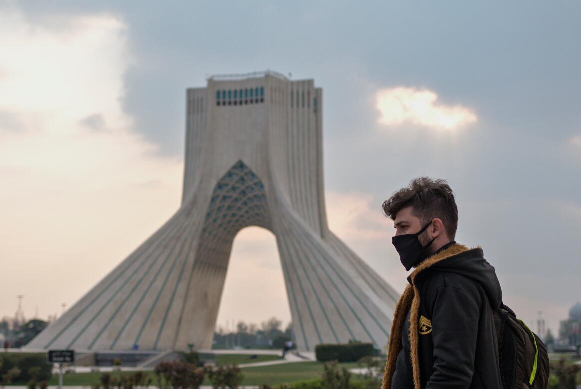 3月25日A在伊朗德黑蘭A一名戴口罩的男子從自由塔前走過C資料圖G新華社