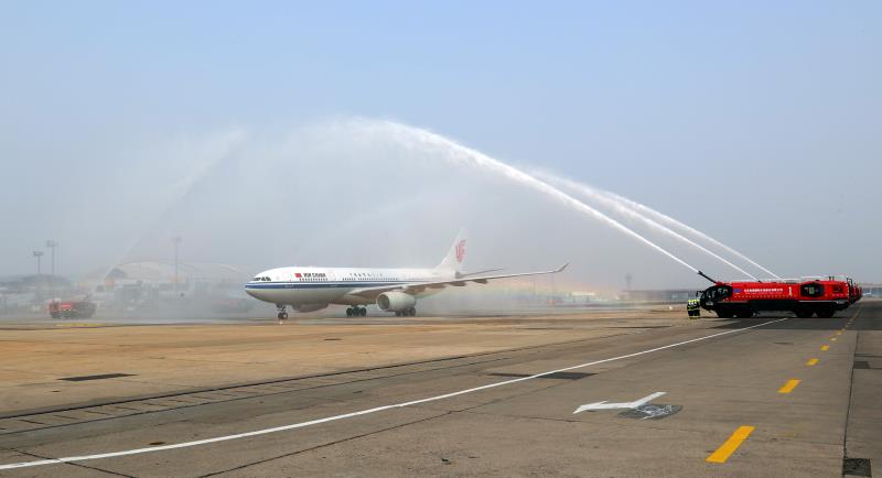 首都機場以u過水門v的民航最高禮遇為援鄂人員u接風洗塵vC中國國航提供