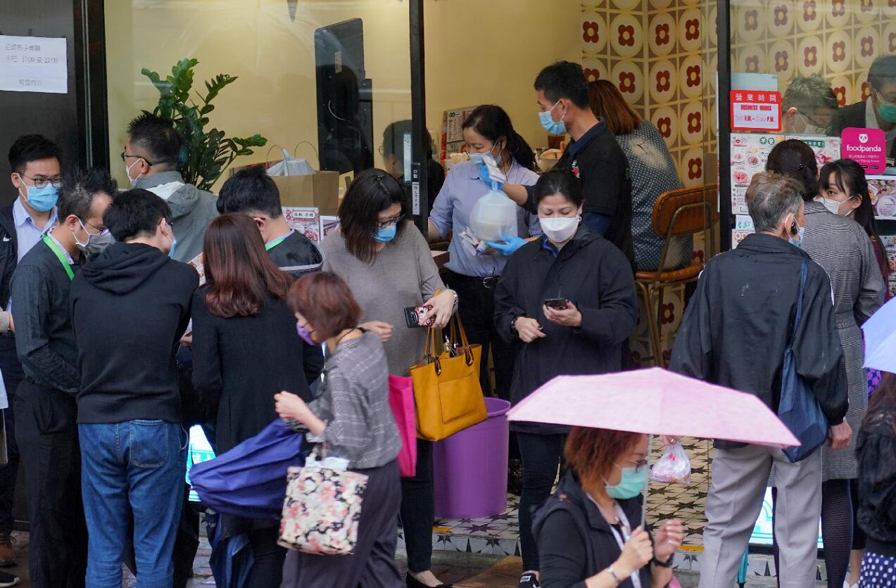 香港餐廳停止堂食�A眾多市民聚集在餐廳門口�A等待領取外賣�C�]中新社�^