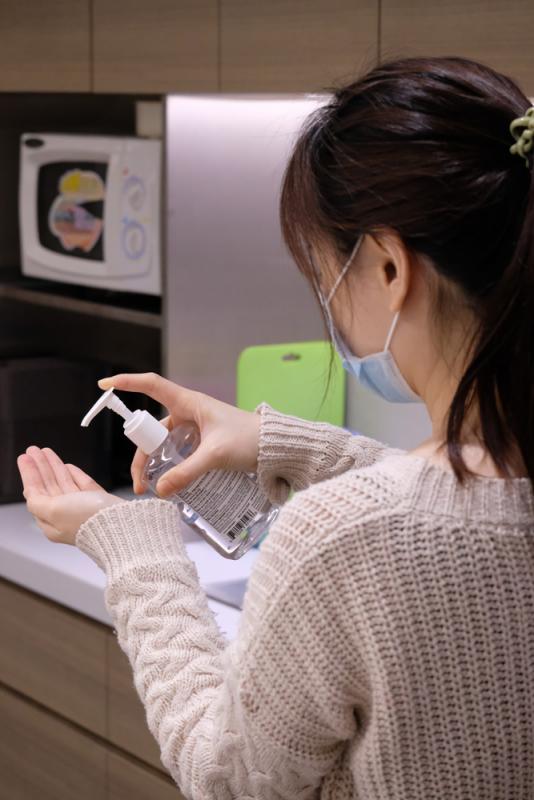 市民使用搓手液時應盡量遠離火種�A使用後必須確保雙手完全乾透後�A再等待數十秒才可接觸明火�]大公報記者 文澔 攝�^