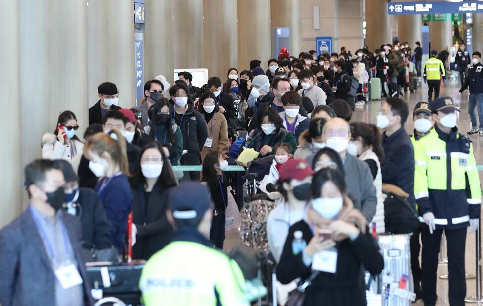 韓國明起對所有入境人士進行14日隔離檢疫C圖為3月24日A在韓國仁川國際機場A從德國法蘭克福入境的乘客們排隊等待前往診斷隔離點C(新華社資料圖片)