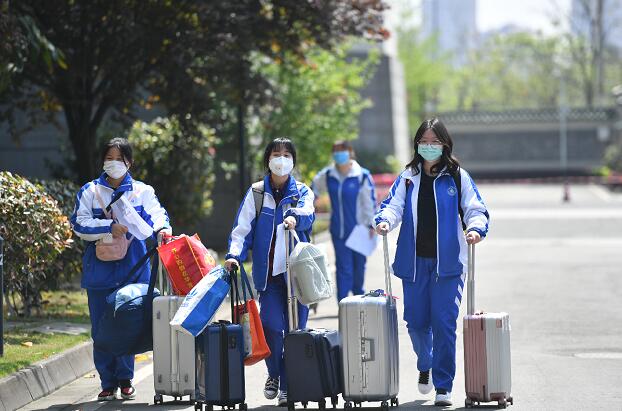 成都市石室中學北湖校區高三學生陸續返校報到A為復課做準備]中新社^