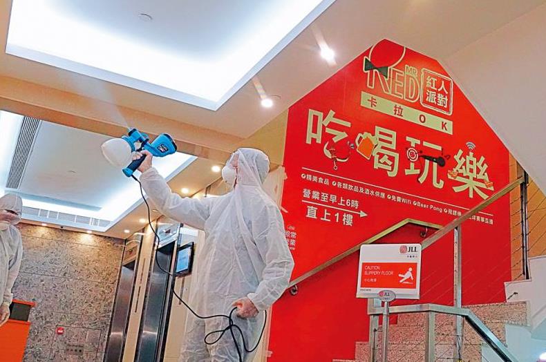 香港尖沙咀Red MR卡拉OK出現小型感染爆發A大廈管理處人員昨在大廈大堂進行消毒]大公報圖^