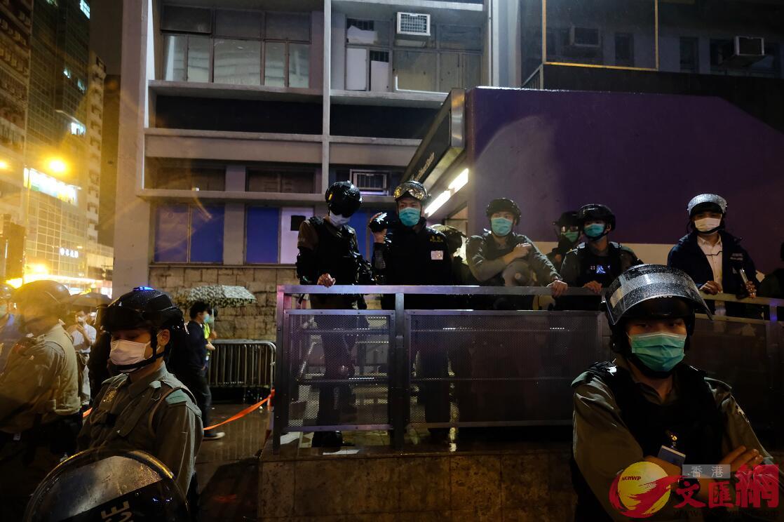 警方昨晚拘捕54人涉嫌非法集結等A但就未有以違反防疫規例拘捕任何人]大公文匯全媒體記者麥鈞傑攝^