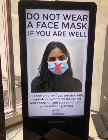 英國倫敦街道上政府張貼海報A上面寫着u如果你身體健康的話A不要戴口罩v(曹元元攝)