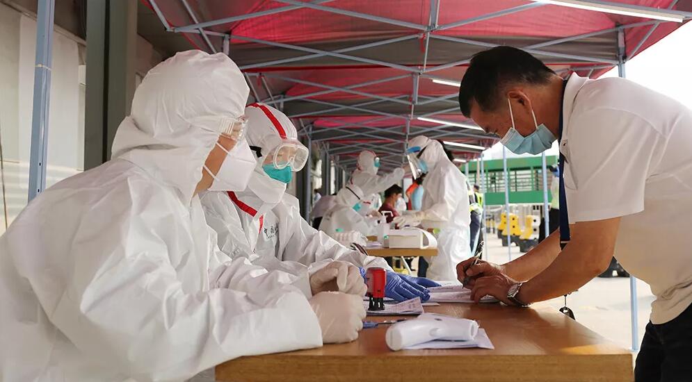 深圳羅湖醫院集團醫護人員在為跨境貨車司機進行核酸檢測採樣C]羅湖醫院集團供圖^