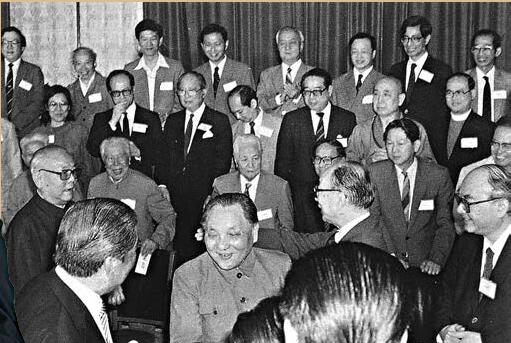 1987年4月16日A鄧小平在北京人民大會堂會見中國香港特別行政區基本法起草委員會的委員C