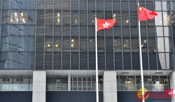 香港特區4日懸掛國旗及區旗的政府機構將會下半旗誌哀(文匯報資料圖片)
