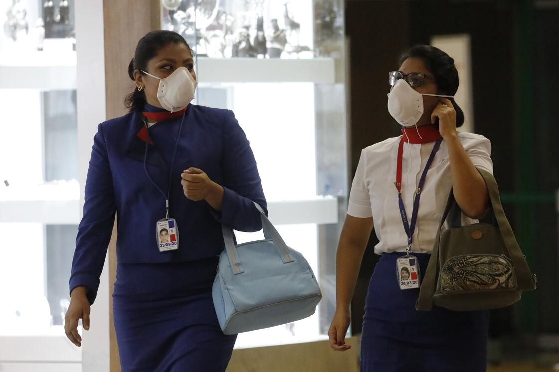 在秘魯一機場A工作人員佩戴口罩等候登機]新華社資料圖片^