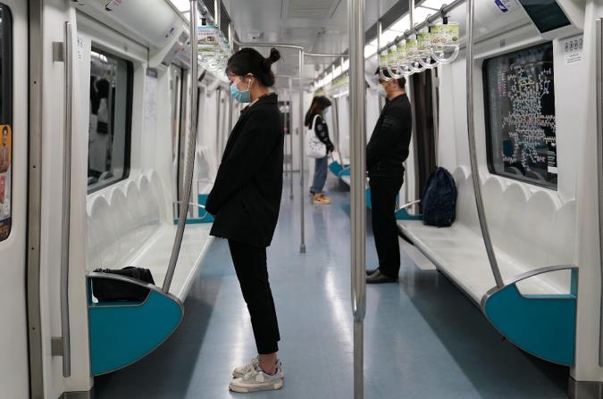 北京地鐵10號線，乘客在列車內肅立默哀