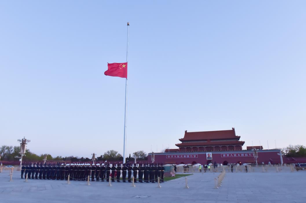 4月4日A北京天安門廣場降下半旗A表達對抗擊新冠肺炎疫情鬥爭犧牲烈士和逝世同胞的深切哀悼C新華社